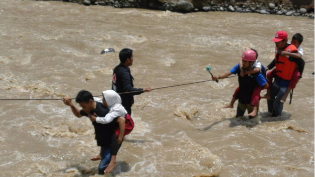 Jembatan untuk anak-anak Kampung Cipiit Sukabumi