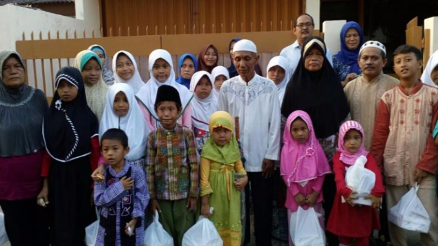 Surono, Pemecah Batu yang Hidupi 65 Anak Yatim
