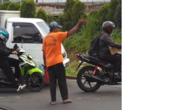 Bingkisan Lebaran Untuk Penjaga Lintasan Kereta