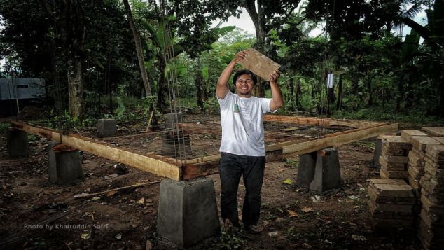 Bantu seorang OB membangun sekolah di desanya