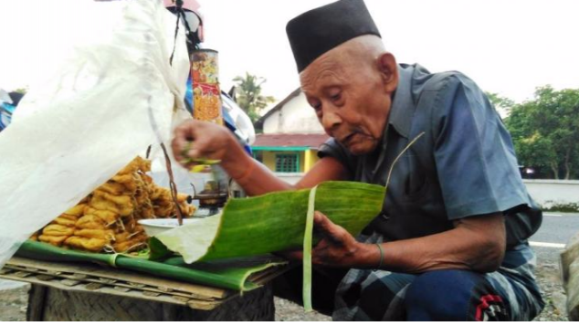 Kakek 95 thn Berjualan Tahu, Untung hanya Rp16.000