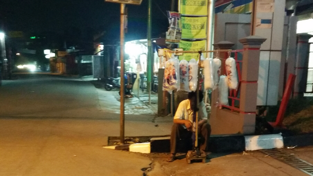 Bantu Pak Yusri, Penjual Gulali Dekat UI