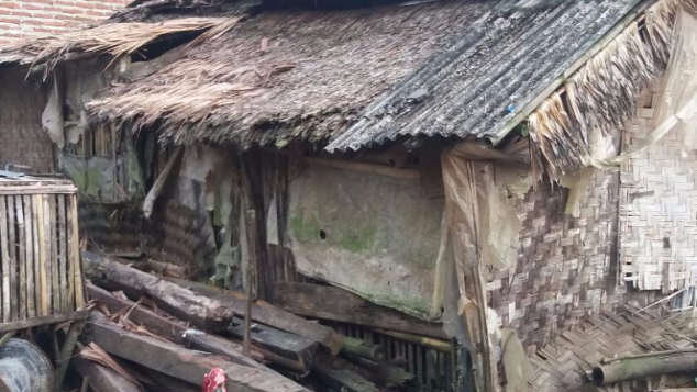 Bantu Nek Saki Perbaiki Gubuk