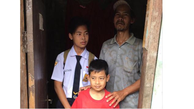 Bantu Toto Si Pencari Rongsok Sekolahkan Anaknya!