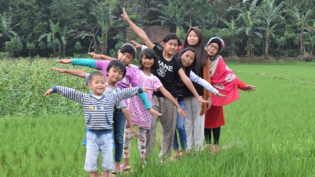 Bu Eka, hidupi belasan anak asuh seorang diri.