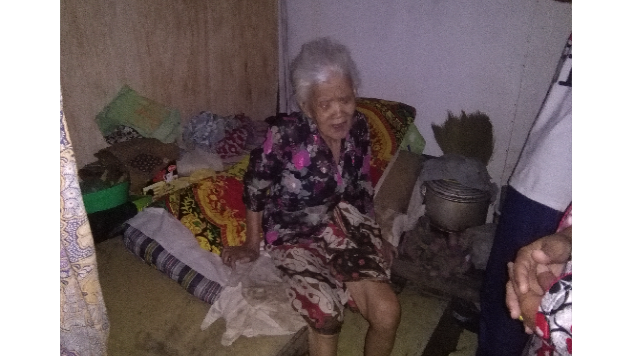 Bantu Nenek Ina yang Hidup Sebatangkara