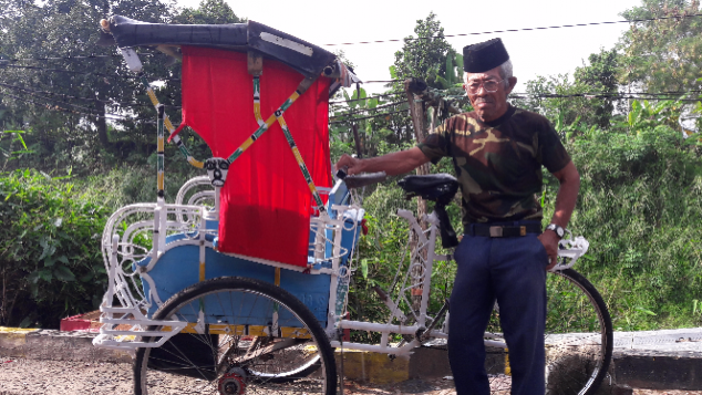 Bantu Pak Amun Penarik Becak Menyekolahkan Anaknya