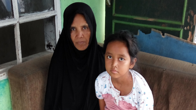 Bantu Janda Popon Melengkapi Isi Warungnya