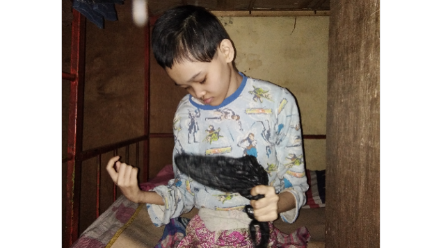 Lumpuh Layu, Dian Butuhkan Kursi Roda. Yuk! Bantu.