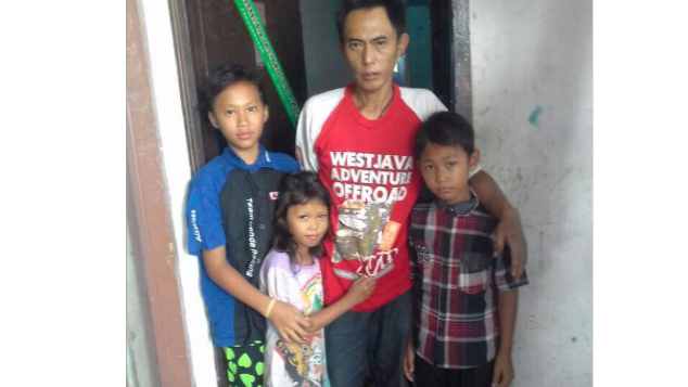 Bantu Bapak Gigin Membuka Bengkel Motor