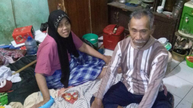 Bantu Suami Rukoyah Penderita Lumpuh Penarik Becak