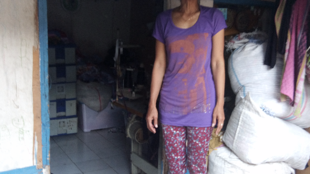 Mari Bantu Ibu Enah untuk Memajukan Usaha Jahit
