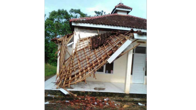 IMAM MASJID MENINGGAL, MASJID INI LAPUK DAN ROBOH