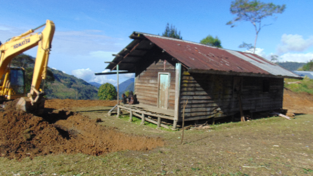 PEMBANGUNAN gEREJA TUA DI PEDALAMAN PAPUA
