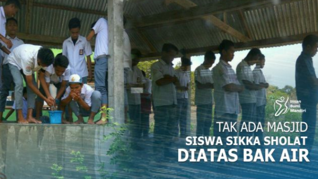 TAK ADA MASJID, SISWA SIKKA SOLAT DI ATAS BAK AIR