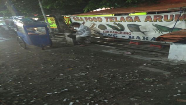 #BantuMeringankanBebanKakekNarjaya