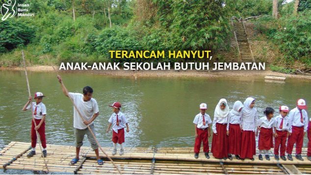 TERANCAM HANYUT, ANAK-ANAK SEKOLAH BUTUH JEMBATAN