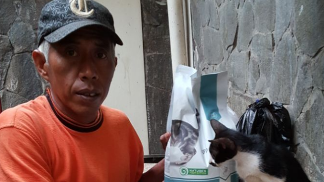Bantu Pak Asep dan Kucing-Kucingnya