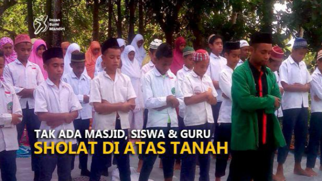 TAK ADA MASJID, SISWA & GURU SHOLAT DI ATAS TANAH