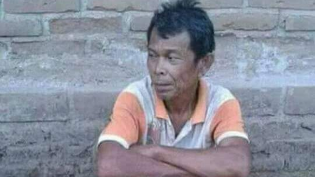 Bantu Bapak dari Agung bangunkan lagi rumahnya.