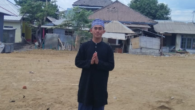 Bantu Lalu Abdul Humam mendirikan rumah kembali
