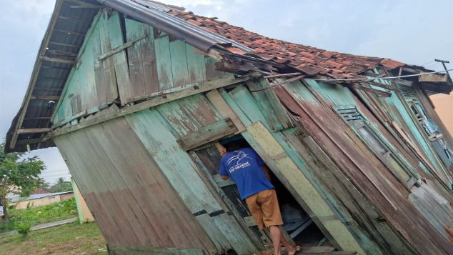 Bantu Sumaidi, Bangun Rumah yang Nyaris Roboh