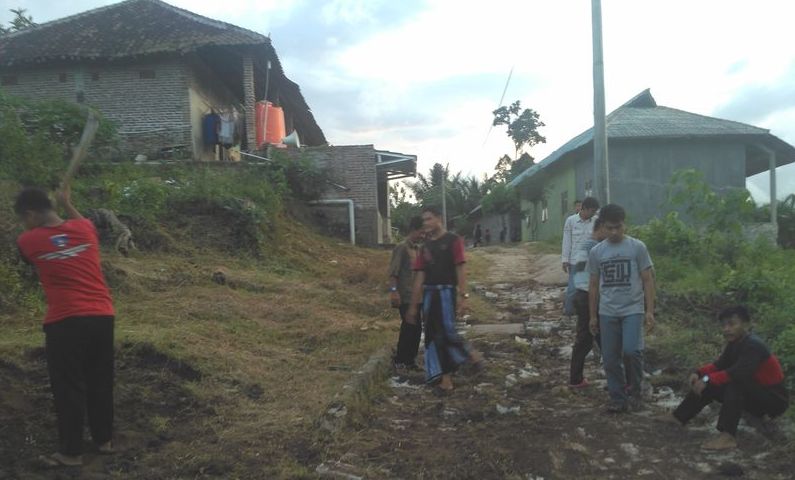 Gotong Royong perbaikan Jalan dan pembuatan Biogas
