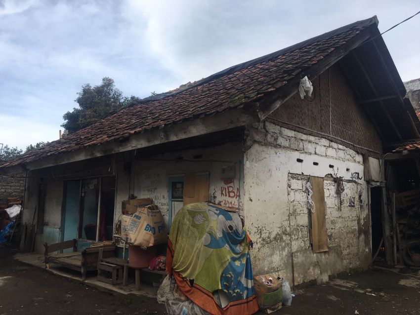 Rumah Emak yang terletak di Lembang, sudah banyak tambalan di setiap sudutnya