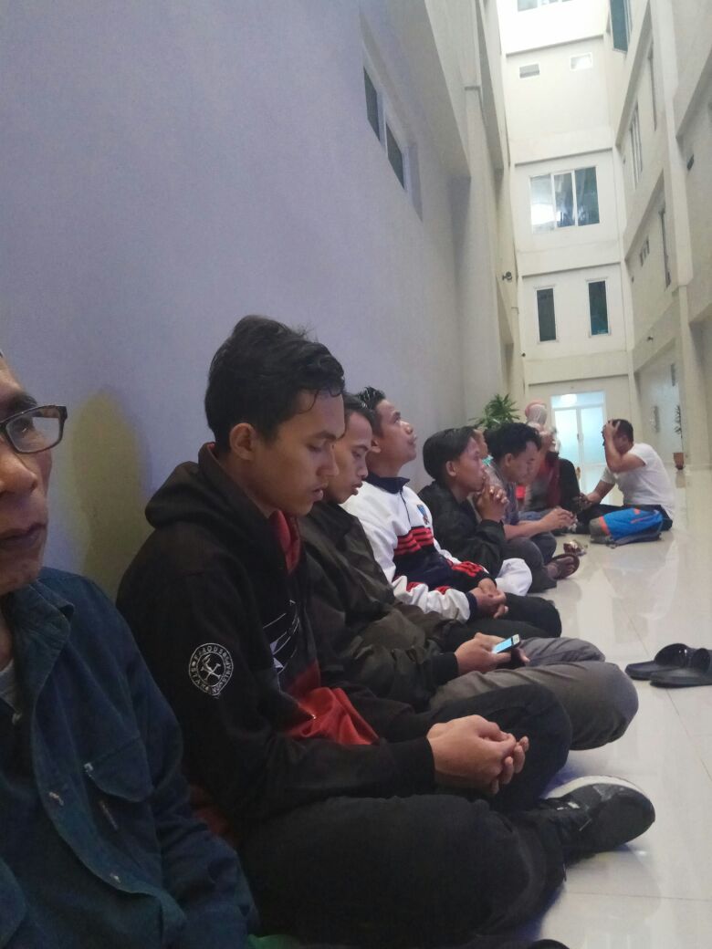 berdoa untuk kelancaran operasi bapak