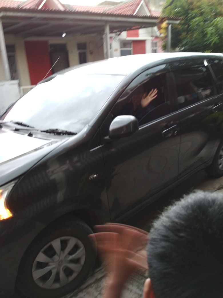 Bapak berangkat menuju RS Hermina Grand Wisata diantar bersama ibu dan saudara